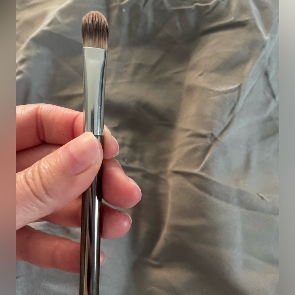 NWOT IT Cosmetics silver flat eyeshadow Makeup Brush
